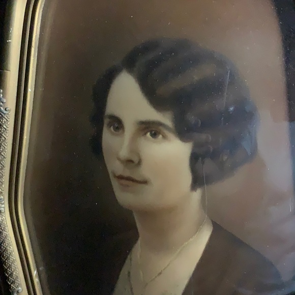Antique convex bubble glass frame gold and silver tone with portrait of a woman - Picture 3 of 14